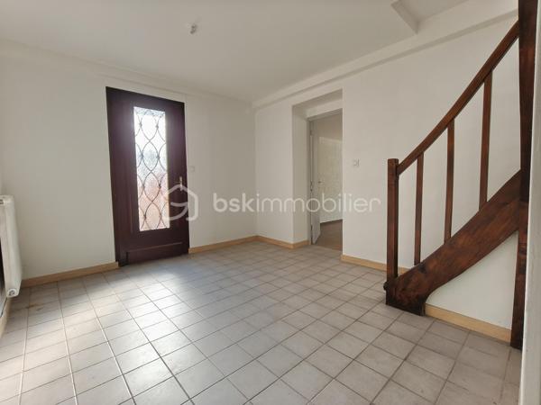 Cette maison vous attend !

Elle se compose, en rez-de-chaussée, d'une entrée desservant la cuisine et la pièce de vie, puis l'accès direct vers le garage. Un WC et un espace buanderie terminent ce niveau.
L'étage comporte trois chambres, une salle d'eau, un WC et un dressing.

En extérieur, une terrasse sans vis à vis et un jardinet.

Une grande partie a été refaite à neuf en 2025.

Les prestations : Toiture (10-15 ans), Isolation au plafond et les murs de l'étage, double vitrage, volets bois et volets roulants, chauffage central au fuel (chaudière de 2025) et cheminée à foyer ouvert, Tout à l'égout.

Elle est très bien située, proche du centre-ville et des commerces.

Votre conseillère est disponible 7/7 jours