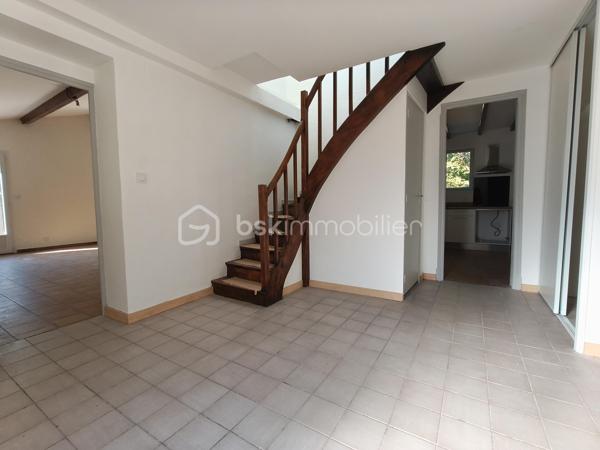 Cette maison vous attend !

Elle se compose, en rez-de-chaussée, d'une entrée desservant la cuisine et la pièce de vie, puis l'accès direct vers le garage. Un WC et un espace buanderie terminent ce niveau.
L'étage comporte trois chambres, une salle d'eau, un WC et un dressing.

En extérieur, une terrasse sans vis à vis et un jardinet.

Une grande partie a été refaite à neuf en 2025.

Les prestations : Toiture (10-15 ans), Isolation au plafond et les murs de l'étage, double vitrage, volets bois et volets roulants, chauffage central au fuel (chaudière de 2025) et cheminée à foyer ouvert, Tout à l'égout.

Elle est très bien située, proche du centre-ville et des commerces.

Votre conseillère est disponible 7/7 jours
