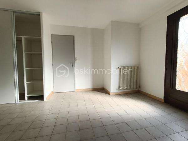 Cette maison vous attend !

Elle se compose, en rez-de-chaussée, d'une entrée desservant la cuisine et la pièce de vie, puis l'accès direct vers le garage. Un WC et un espace buanderie terminent ce niveau.
L'étage comporte trois chambres, une salle d'eau, un WC et un dressing.

En extérieur, une terrasse sans vis à vis et un jardinet.

Une grande partie a été refaite à neuf en 2025.

Les prestations : Toiture (10-15 ans), Isolation au plafond et les murs de l'étage, double vitrage, volets bois et volets roulants, chauffage central au fuel (chaudière de 2025) et cheminée à foyer ouvert, Tout à l'égout.

Elle est très bien située, proche du centre-ville et des commerces.

Votre conseillère est disponible 7/7 jours