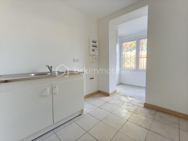 Cette maison vous attend !

Elle se compose, en rez-de-chaussée, d'une entrée desservant la cuisine et la pièce de vie, puis l'accès direct vers le garage. Un WC et un espace buanderie terminent ce niveau.
L'étage comporte trois chambres, une salle d'eau, un WC et un dressing.

En extérieur, une terrasse sans vis à vis et un jardinet.

Une grande partie a été refaite à neuf en 2025.

Les prestations : Toiture (10-15 ans), Isolation au plafond et les murs de l'étage, double vitrage, volets bois et volets roulants, chauffage central au fuel (chaudière de 2025) et cheminée à foyer ouvert, Tout à l'égout.

Elle est très bien située, proche du centre-ville et des commerces.

Votre conseillère est disponible 7/7 jours