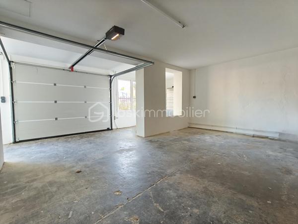 Cette maison vous attend !

Elle se compose, en rez-de-chaussée, d'une entrée desservant la cuisine et la pièce de vie, puis l'accès direct vers le garage. Un WC et un espace buanderie terminent ce niveau.
L'étage comporte trois chambres, une salle d'eau, un WC et un dressing.

En extérieur, une terrasse sans vis à vis et un jardinet.

Une grande partie a été refaite à neuf en 2025.

Les prestations : Toiture (10-15 ans), Isolation au plafond et les murs de l'étage, double vitrage, volets bois et volets roulants, chauffage central au fuel (chaudière de 2025) et cheminée à foyer ouvert, Tout à l'égout.

Elle est très bien située, proche du centre-ville et des commerces.

Votre conseillère est disponible 7/7 jours