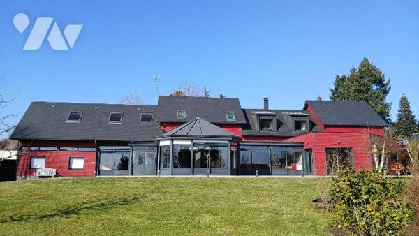 Propriété entièrement restaurée sur terrain aménagé de 2.119 m² comprenant :
- au rez-de-chaus...