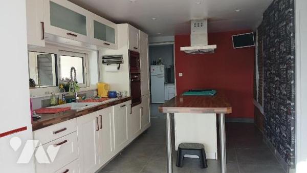 Propriété entièrement restaurée sur terrain aménagé de 2.119 m² comprenant :
- au rez-de-chaus...