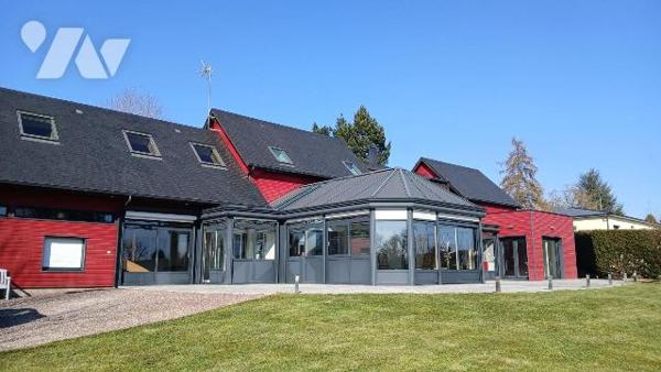 Propriété entièrement restaurée sur terrain aménagé de 2.119 m² comprenant :
- au rez-de-chaus...