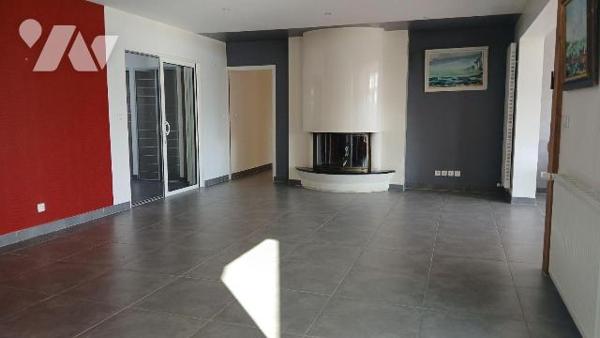 Propriété entièrement restaurée sur terrain aménagé de 2.119 m² comprenant :
- au rez-de-chaus...