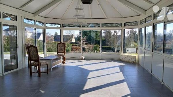 Propriété entièrement restaurée sur terrain aménagé de 2.119 m² comprenant :
- au rez-de-chaus...