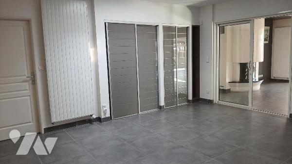 Propriété entièrement restaurée sur terrain aménagé de 2.119 m² comprenant :
- au rez-de-chaus...