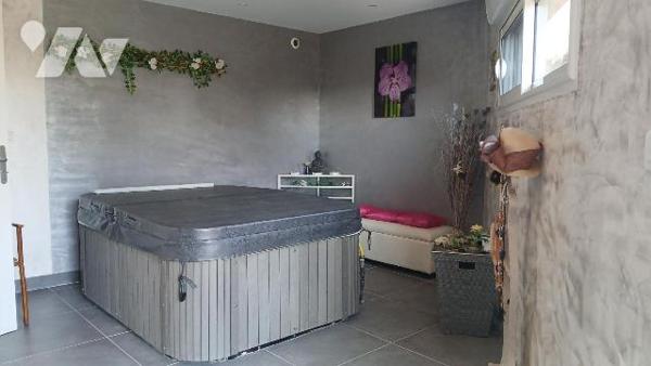 Propriété entièrement restaurée sur terrain aménagé de 2.119 m² comprenant :
- au rez-de-chaus...