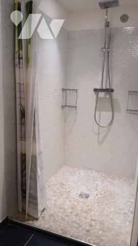 Propriété entièrement restaurée sur terrain aménagé de 2.119 m² comprenant :
- au rez-de-chaus...