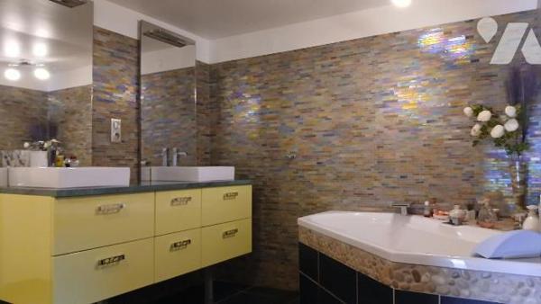 Propriété entièrement restaurée sur terrain aménagé de 2.119 m² comprenant :
- au rez-de-chaus...