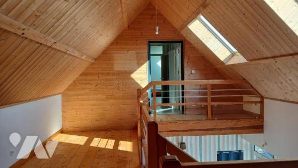 Propriété entièrement restaurée sur terrain aménagé de 2.119 m² comprenant :
- au rez-de-chaus...