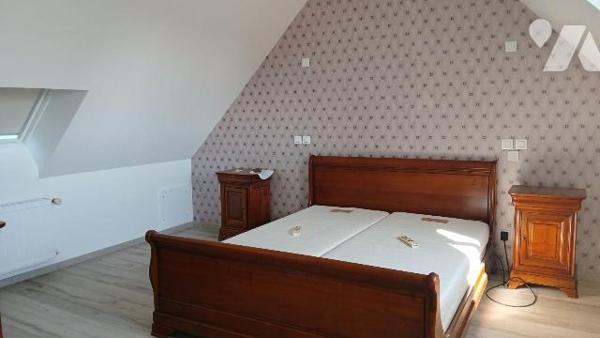 Propriété entièrement restaurée sur terrain aménagé de 2.119 m² comprenant :
- au rez-de-chaus...