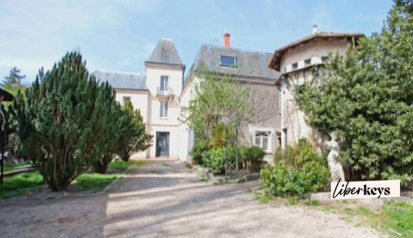 Un patrimoine de caractère de 440 m² de 16 pièces de 3000 m² de jardin au cœur de Saint-Chéron 91530