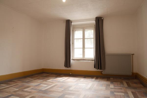 MAISON DE VILLE AVEC GARAGE ET DEPENDANCE 69 900 €