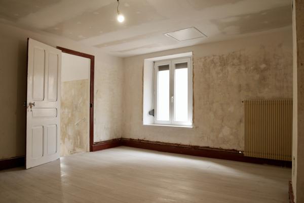 MAISON DE VILLE AVEC GARAGE ET DEPENDANCE 69 900 €