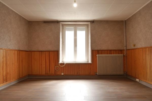 MAISON DE VILLE AVEC GARAGE ET DEPENDANCE 69 900 €