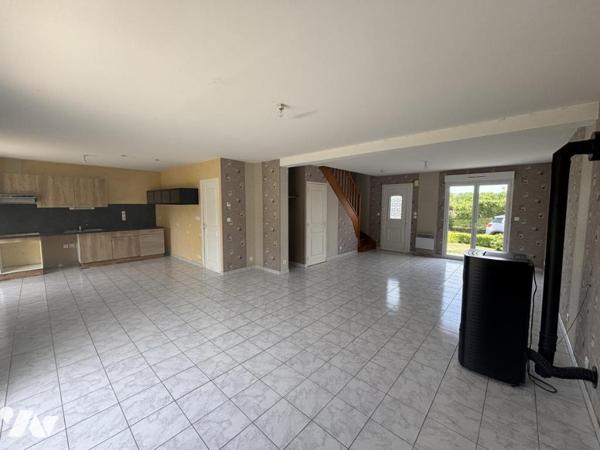 PROXIMITÉ TORIGNI SUR VIRE / MAISON D'HABITATION AVEC JARDIN