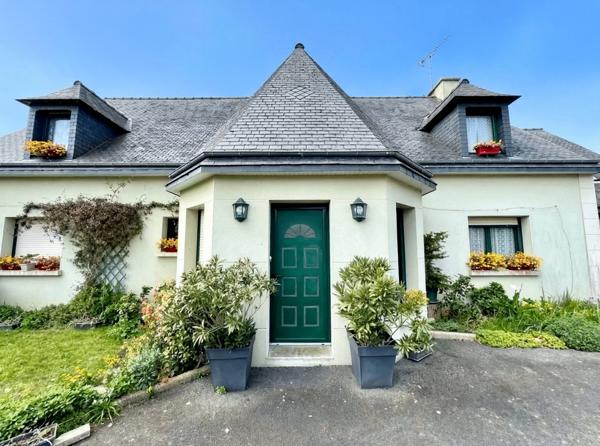 PLOUAGAT CENTRE- Maison familiale 329 m2 hab.
