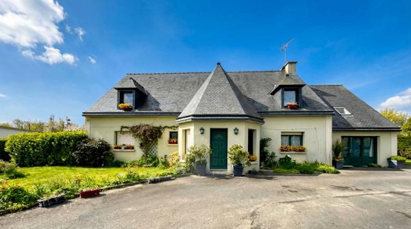 PLOUAGAT CENTRE- Maison familiale 329 m2 hab.