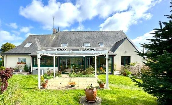 PLOUAGAT CENTRE- Maison familiale 329 m2 hab.