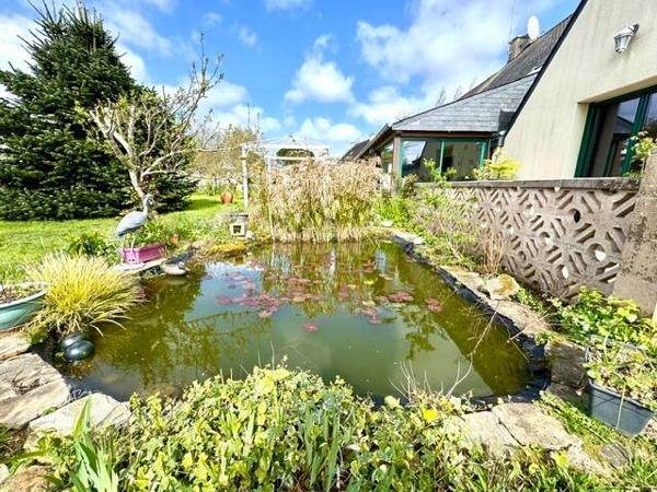 PLOUAGAT CENTRE- Maison familiale 329 m2 hab.