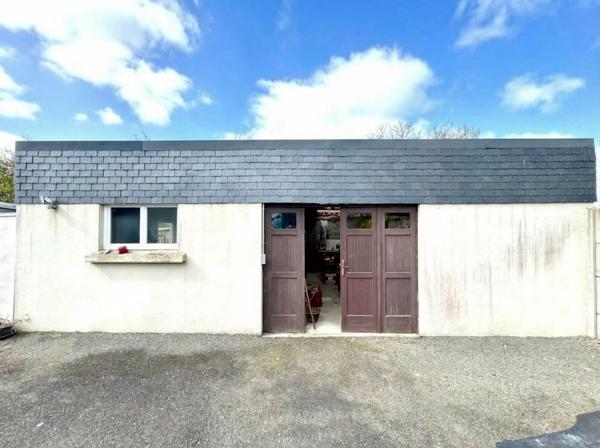 PLOUAGAT CENTRE- Maison familiale 329 m2 hab.