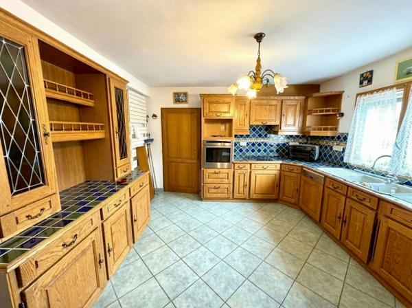 PLOUAGAT CENTRE- Maison familiale 329 m2 hab.