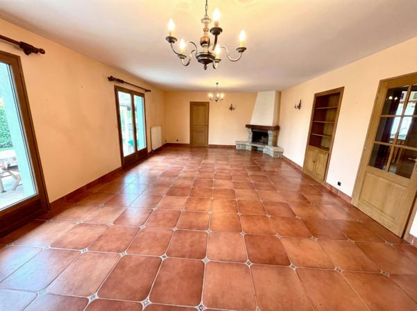 PLOUAGAT CENTRE- Maison familiale 329 m2 hab.