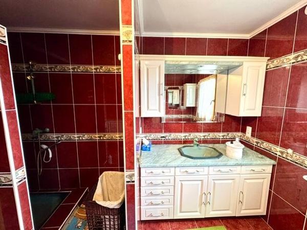 PLOUAGAT CENTRE- Maison familiale 329 m2 hab.