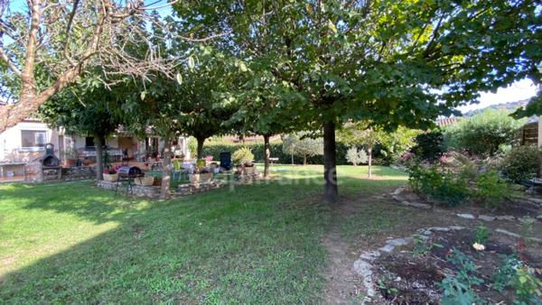 Maison plain-pied avec terrain de 1348 m² et garage à Ruoms (07120)