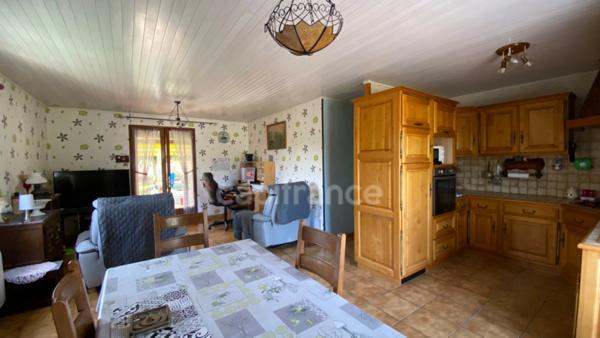 Maison plain-pied avec terrain de 1348 m² et garage à Ruoms (07120)