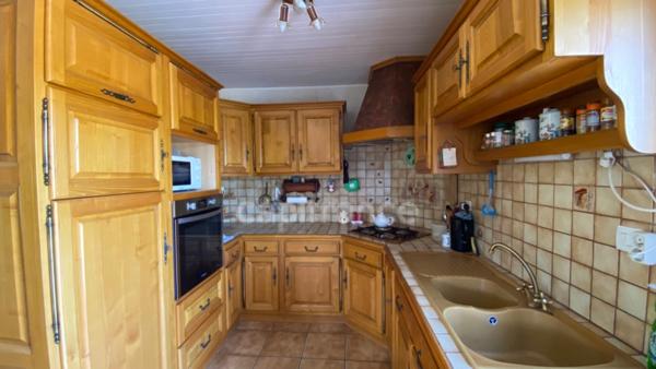 Maison plain-pied avec terrain de 1348 m² et garage à Ruoms (07120)