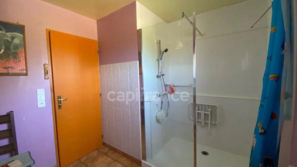 Maison plain-pied avec terrain de 1348 m² et garage à Ruoms (07120)