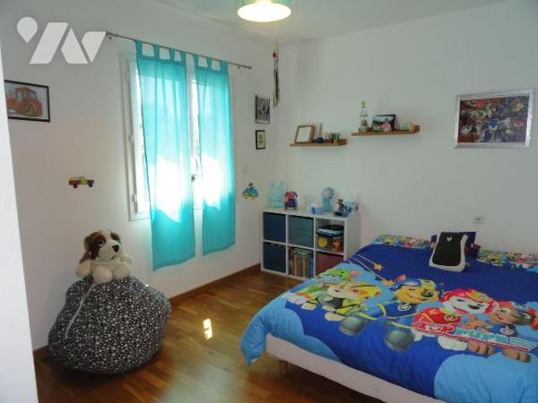 Sur les hauteurs en fond d'impasse villa de 2013 d'une superficie de 130.88 m² habitables sur u...