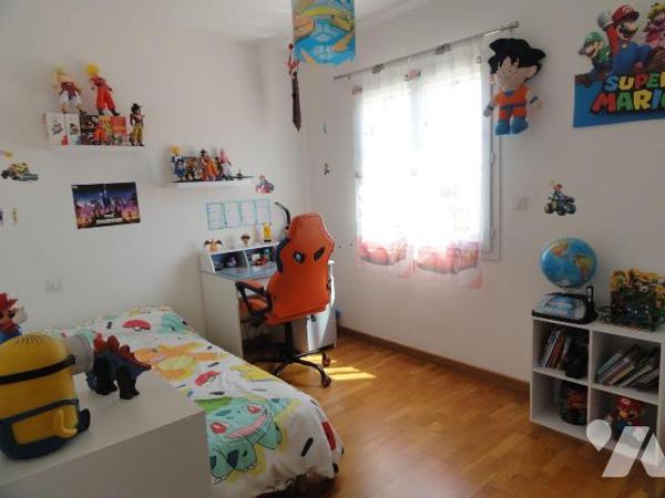 Sur les hauteurs en fond d'impasse villa de 2013 d'une superficie de 130.88 m² habitables sur u...