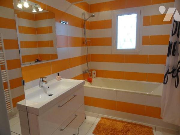 Sur les hauteurs en fond d'impasse villa de 2013 d'une superficie de 130.88 m² habitables sur u...