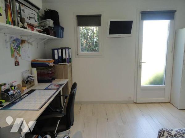 Sur les hauteurs en fond d'impasse villa de 2013 d'une superficie de 130.88 m² habitables sur u...