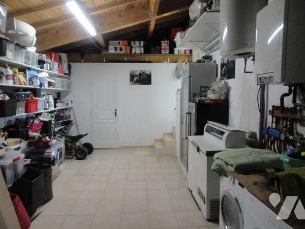 Sur les hauteurs en fond d'impasse villa de 2013 d'une superficie de 130.88 m² habitables sur u...