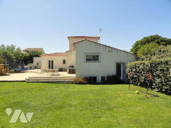 Sur les hauteurs en fond d'impasse villa de 2013 d'une superficie de 130.88 m² habitables sur u...