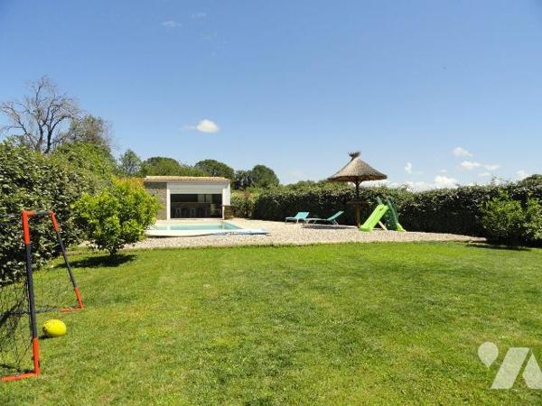 Sur les hauteurs en fond d'impasse villa de 2013 d'une superficie de 130.88 m² habitables sur u...