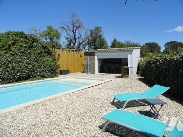 Sur les hauteurs en fond d'impasse villa de 2013 d'une superficie de 130.88 m² habitables sur u...