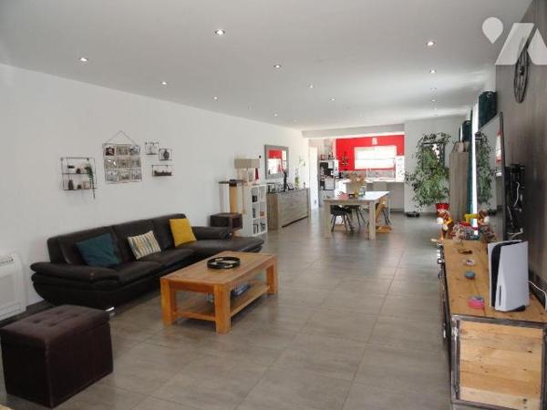 Sur les hauteurs en fond d'impasse villa de 2013 d'une superficie de 130.88 m² habitables sur u...