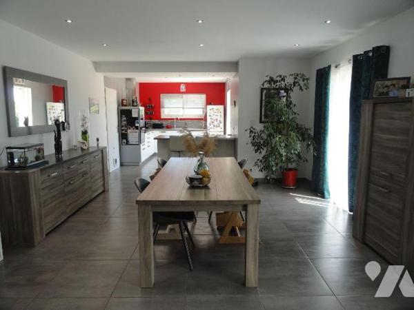 Sur les hauteurs en fond d'impasse villa de 2013 d'une superficie de 130.88 m² habitables sur u...