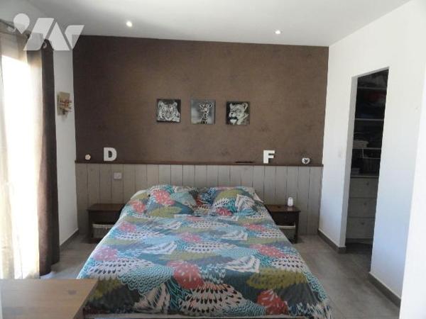 Sur les hauteurs en fond d'impasse villa de 2013 d'une superficie de 130.88 m² habitables sur u...