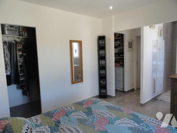 Sur les hauteurs en fond d'impasse villa de 2013 d'une superficie de 130.88 m² habitables sur u...