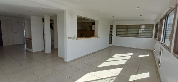Gosier (97190) - BAS-DU-FORT - VILLA DE STANDING ENTIEREMENT RENOVEE - PISCINE - IDEALEMENT SITUEE