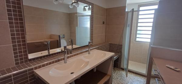 Gosier (97190) - BAS-DU-FORT - VILLA DE STANDING ENTIEREMENT RENOVEE - PISCINE - IDEALEMENT SITUEE