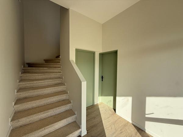 BUREAUX RENOVES AVEC GRAND PARKING A VILLESEQUELANDE