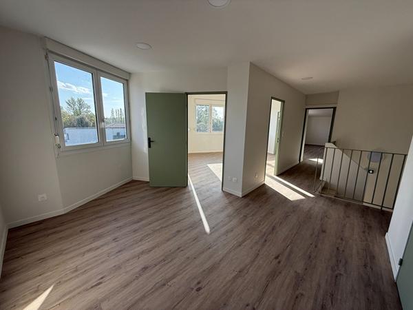 BUREAUX RENOVES AVEC GRAND PARKING A VILLESEQUELANDE