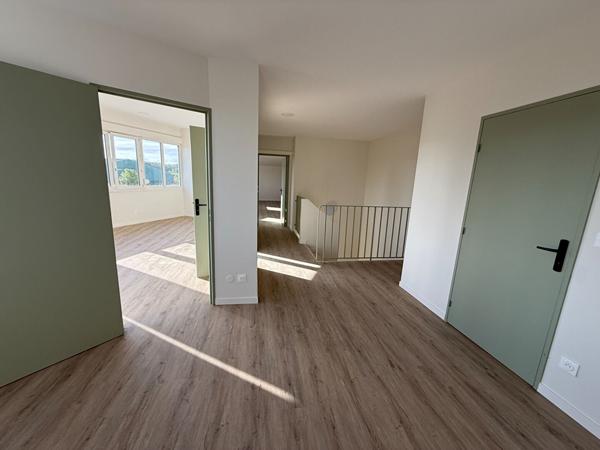 BUREAUX RENOVES AVEC GRAND PARKING A VILLESEQUELANDE